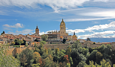 Segovia glänzt neben seiner Kathedrale (Bild) mit einem römischen Aquädukt und einer Burg.