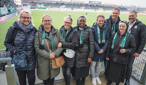 Eine kleine Gruppe der insgesamt 180 Fußballfans