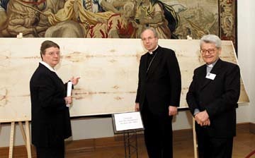 V. li.: Elisabeth Maier (Wiener Katholische Akademie), Kardinal Christoph Sch?nborn, Giuseppe Ghiberti; hinten: Grabtuch-Faksimilie. Kongress z. Thema 'Das Turiner Grabtuch'.Wien, 29.5.2002? Franz Josef Rupprecht; A-7123 M?nchhof; Bank: Raiffeisenb