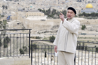 Als Schauspieler ist Franz Strasser vor allem durch die Aufführungen von biblischen Büchern bekannt. Das Markusevangelium hat er seit 1995 rund 250-mal gespielt, mehrmals auch in Israel. Das Bild zeigt ihn am Ölberg, im Hintergrund der Felsendom.
