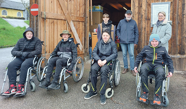 Die Firmlinge bei einer Probefahrt mit den reparierten Rollstühlen
