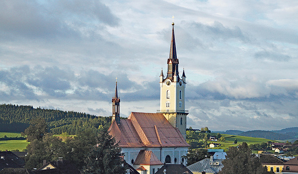 Außen ist die Stadtpfarrkirche Rohrbach bereits gründlich renoviert, innen soll bis Weihnachen 2021 alles fertig sein.  