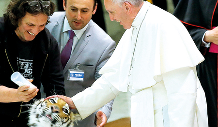 Berührungsängste kannte Papst Franziskus nicht. Am 16. Juni 2016 streichelte er einen jungen Tiger und machte damit seinem naturverbundenen Namenspatron aus Assisi Ehre.  
