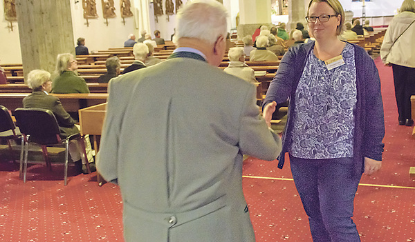 Zeit, um ein paar freundliche Worte zu wechseln.  Pastoralassistentin Bernadette Hackl  begrüßt einen Kirchgänger. 