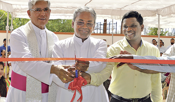 Bischof Cornelio (links) eröffnet eine Bildungseinrichtung.  