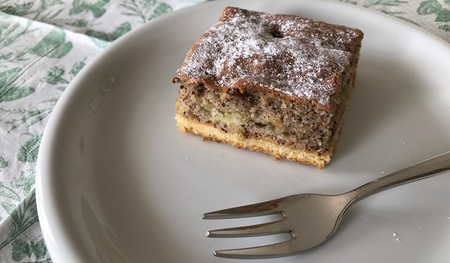 Das Rezept für diesen saftigen Rhabarber-Mohn-Kuchen verrate ich Ihnen demnächst in der KirchenZeitung.