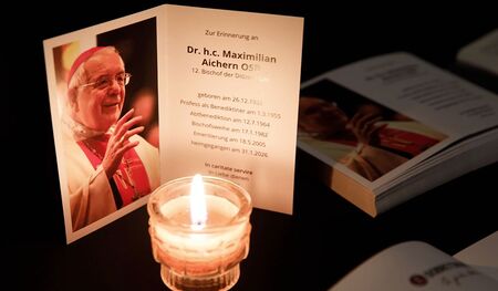 Bild und Kerze: Bischof Maximilian Aichern