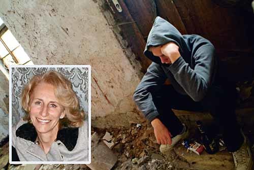 Jugendlicher mit Suchtproblemen in Abbruchhaus - young man with addiction problems in a demolition house