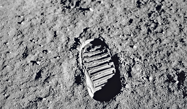 t Astronaut Edwin „Buzz“ Aldrin fotografierte seinen Fußabdruck auf der Mondoberfläche mit einer Hasselblad Kamera.   