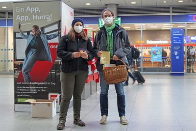 Verteilaktion am Linzer Bahnhof