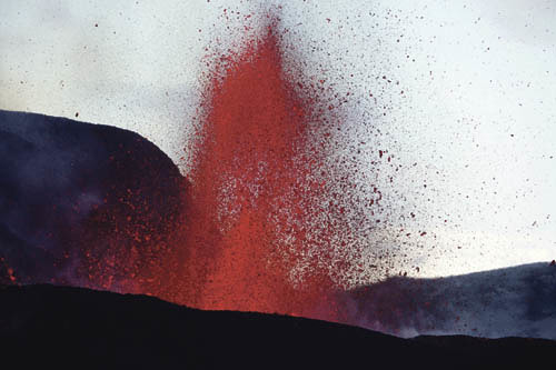 |[de] Geologie Vulkanismus Vulkan Gletschervulkan Eyjafjallajˆkull Ausbruch Vulkanausbruch Eruption Lava Magma Lavafont‰ne Lavastrom Eruptionsspalte Spaltenvulkan Aktivit‰t aktiv im M‰rz 2010 Fimmvˆrduh‡ls Natur Naturerscheinung Naturgewalt Katastrop