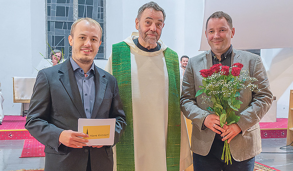 PGR-Obmann Jakob Haijes und Pfarrer P. Severin Kranabitl mit Günter Wolfinger