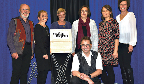 Der zaubernde Pfarrer Gert Smetanig (vorne ­kniend) mit dem Bildungswerk-Team    