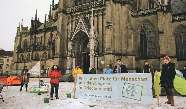 Unterstützung: KA-Präsidentin Maria Hasibeder (ganz rechts) besucht das Protestlager vor dem Dom mit Monika Weilguni (zweite von links).   