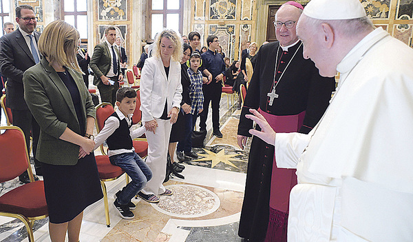 Eine Gruppe autistischer Kinder aus Österreich ist am Montag von Papst Franziskus im Vatikan empfangen worden.