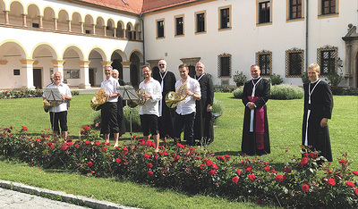 Stift Reichersberg ist eine Station der Sommertour des Bruckner Orchesters Linz. Probst Markus Grasl (2.v.r.) freut sich, Gastgeber sein zu dürfen.   