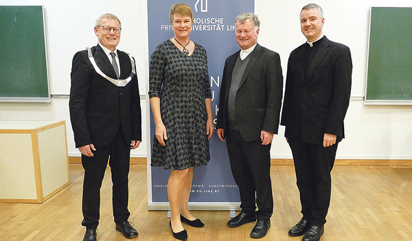 Rektor der KU Linz Univ.-Prof. Christoph Niemand, Univ.-Prof.Ines Weber, die an der KU Kirchengeschichte lehrt, Bischof Manfred Scheuer und Bischofsvikar Patrick Schöder OSB von der Diözese St. Pölten (von links)   