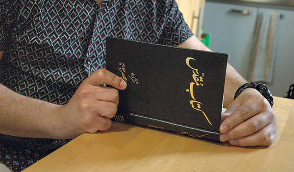 Ehsan liest in seiner persischen Ausgabe der Bibel.  