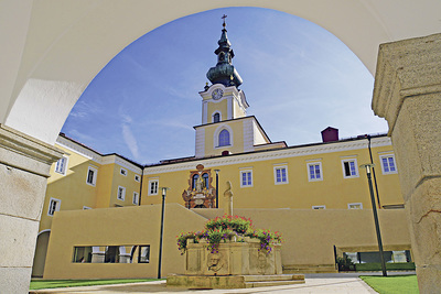 Schlägls Abt Martin Felhofer weist auf die spirituelle Dimension des Festjahres hin, das am 30. September 2018 um 10 Uhr mit einem Gottesdienst beginnt, dem Stiftsführung (14 Uhr), Konzert (15.30 Uhr, freier Eintritt) und um 17 Uhr die Pontifikalvesp