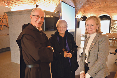P. Paul Weingartner OCD (links) referierte bei der Gedenkveranstaltung im Karmel Linz über die fortschrittliche Pädagogik  von P. Jacques de Jésus: Er nannte das Ziel jeder Erziehung, die Kinder zu lehren, von der Freiheit Gebrauch zu machen.  