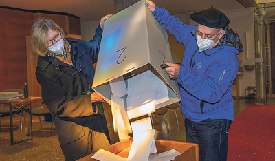 In Kirchdorf an der Krems (rechts) war die Wahlurne erfreulich voll.   