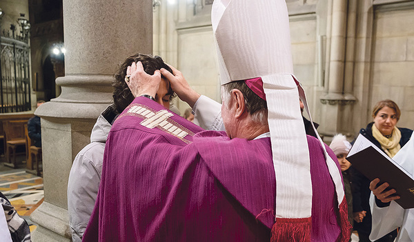Bischof Manfred Scheuer bei der Zulassung zur Taufe