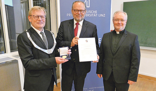 Rektor Univ.-Prof. Christoph Niemand mit Generaldirektor a. D. Josef Stockinger und Generalvikar Univ.-Prof. Lederhilger OPraem