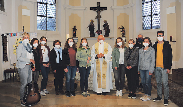 Die Gruppe, die die Jugendmesse am 15. Mai 2021 in der Pfarrkirche Leonstein gestaltet hat.  
