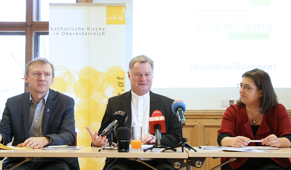 Präsentation der Diskussionsgrundlage „Zeitgemäße Strukturen“ bei einem Presse-Hintergrundgespräch mit Bischof Manfred Scheuer, Zukunftsweg-Leiterin Gabriele Eder-Cakl und Generaldechant Slawomir Dadas im Bildungshaus Schloss Puchberg.