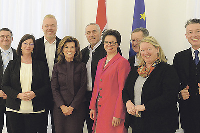 Im Bundeskanzleramt: Vertreter/ -innen der Kirchenzeitungen machten bei Bundeskanzlerin Bierlein einen vorweihnachtlichen Besuch.