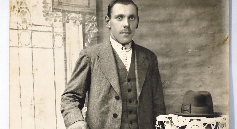 Franz Schimpl, aufgenommen vermutlich nach der Rückkehr von seiner Wanderschaft.   