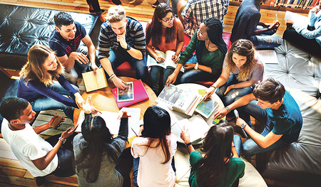 Wenn Schüler:innen aufstehen von der Schulbank und selbstständig lernen, ob in Gruppen oder alleine, wird ihre Selbstverantwortlichkeit, ihre Fantasie und Kreativität gefördert, sie stellen bessere Fragen und kommen mehr in Austausch mit anderen.  