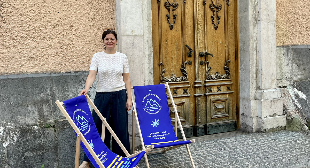 Projektverantwortliche Teresa Kaineder mit den neuen Liegestühlen, die zum Ausruhen und Innehalten einladen.