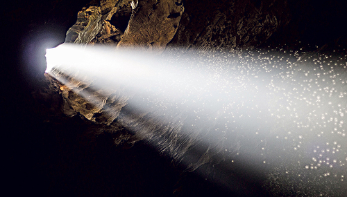 Das Grab ist leer – die Sonne des Ostermorgens erleuchtet die  Finsternis des Todes. 