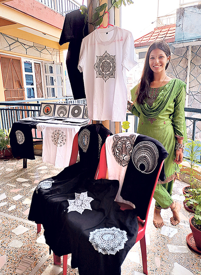 Die Nepalesin Niruta B K mit ihren Kunstwerken.  