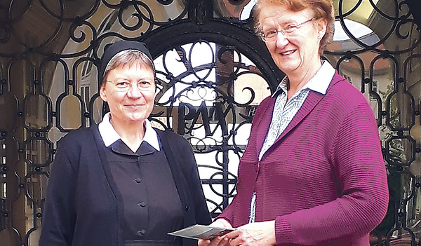 Priorin Sr. Hanna Jurman und Maria Sumereder, die Vorsitzende des Freundeskreises der Benediktinerinnen   