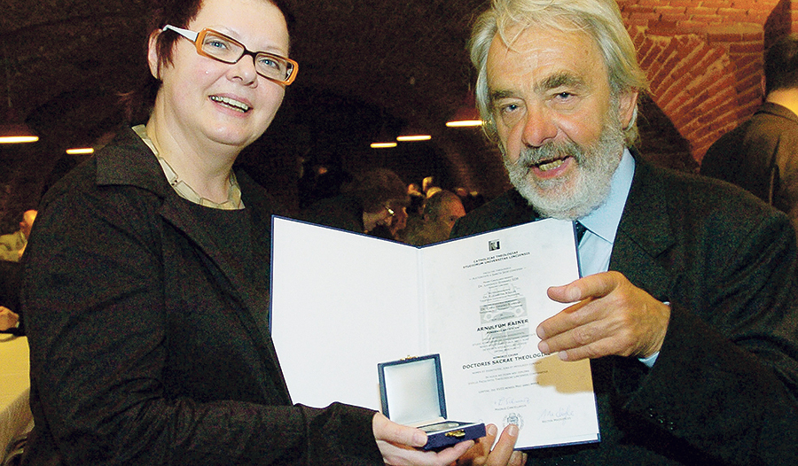 Rainer bei der Verleihung der Ehrendoktorwürde 2006 mit der damaligen Rektorin Ilse Kögler. 