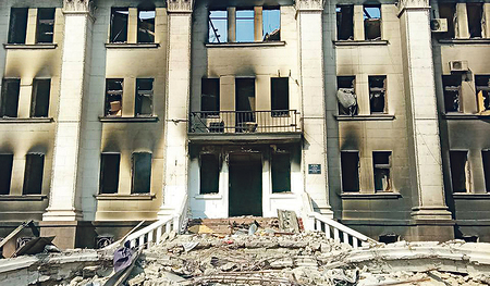 Das zerstörte Theater in der südostukrainischen Stadt Mariupol. Rund 1.000 Menschen sollen sich nach lokalen Angaben in dem Luftzschutzkeller des Gebäudes der schwer umkämpften Stadt befunden haben. Hilfskräfte kämpfen sich zu den Überlebenden vor. 