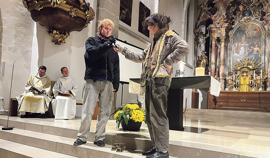 Jugendgottesdienst in Gallneukirchen. Ein Eröffnungsdialog thematisierte die   Lebensrealitäten junger Menschen.  
