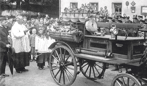 Matthias Spanlang segnete in seiner Pfarre St. Martin im Innkreis eine Feuerwehrspritze (1937). 