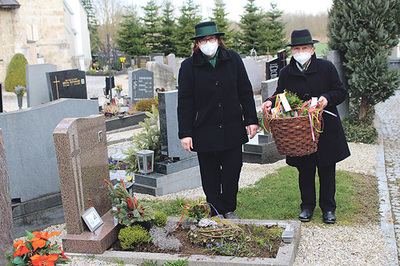 Den verstorbenen Mitgliedern der Goldhaubengruppe hat man Palmbuschen an das Grab gebracht.