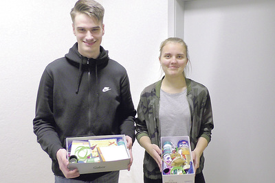 Zwei Schüler zeigen, worauf sich die Kinder in Rumänien freuen dürfen.   