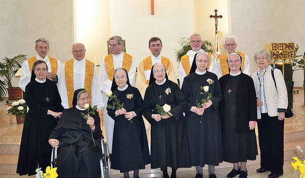 Die Jubilarinnen, die Ordensleitung und die Priester – teils aus den Heimatpfarren der Professschwestern –, die mitgefeiert haben