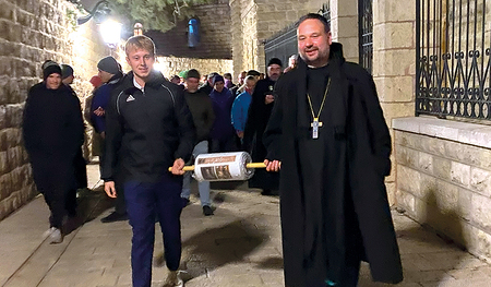 Nach Mitternacht macht sich eine Pilgergruppe in der Heiligen Nacht auf den Weg von Jerusalem nach Bethlehem.