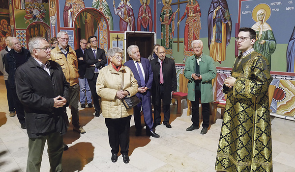 Nemanja Micic (rechts) erklärt Mitgliedern von Pro Oriente und Gläubigen der Pfarre St. Severin die Fresken der serbisch-orthodoxen Kirche im Linzer Hafenviertel.   