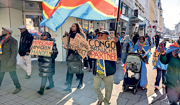 45 Menschen demonstrierten in Linz für die DR Kongo.    