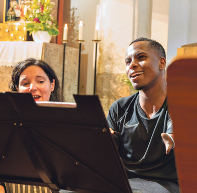 Biko überraschte beim Abschiedsgottesdienst in Kirchdorf an der Krems mit einem selbstgesungenen Lied auf Suaheli.   