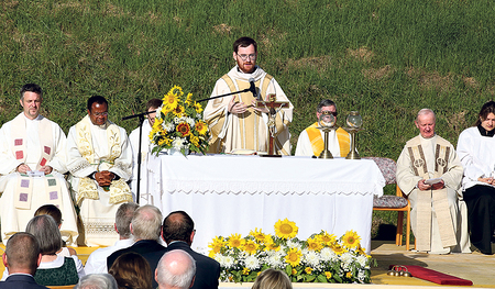 Der Neupriester P. Gerald Baumgartner SJ in seiner Heimat Münzkirchen.   
