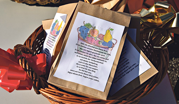Auf den mit Brot gefüllten Sackerln befindet sich ein Segensgebet.  
