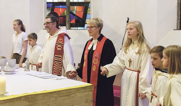 Der katholische Pfarrer P. Severin Kranabittl mit der evangelischen Pfarrerin Waltraud Mitteregger.  